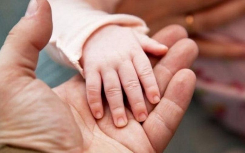 Осталась одна с больными родителями: мариупольцев просят помочь 9-летней девочке (ФОТО)