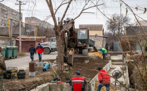 В Мариуполе ливневку укрепляют бетонными плитами
