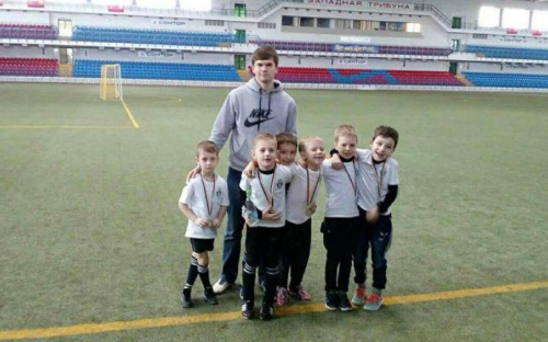 Мариуполец по собственной инициативе собрал и три года тренирует детскую футбольную команду  (ФОТО+ВИДЕО)