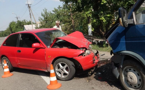 В Мариуполе автомобили не поделили дорогу: один из водителей в больнице (ФОТО)
