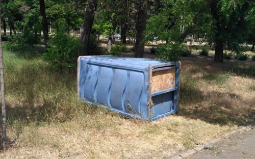 После контейнеров мариупольские вандалы принялись за биотуалеты (ФОТО)