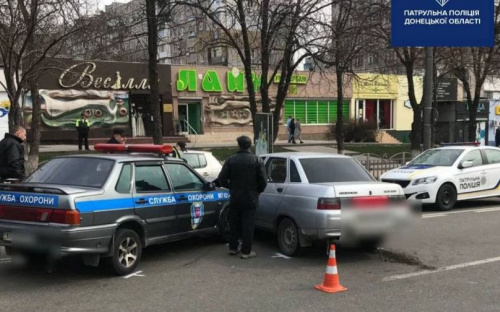 На перекрестке в Мариуполе столкнулись два «ВАЗа»