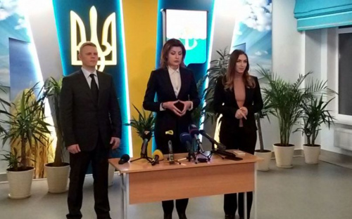 Марина Порошенко привезла в Мариуполь учебники, а взамен получила уникальную книгу (ФОТО)