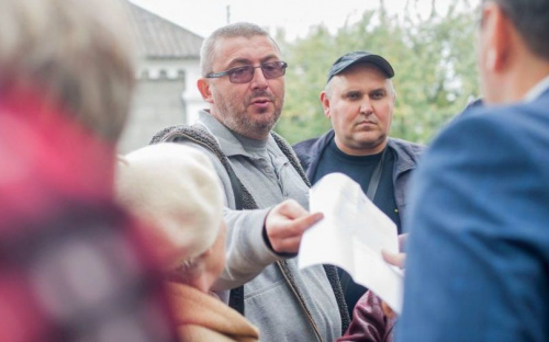 После встречи с секретарем горсовета у жителей поселка в Мариуполе изменилось настроение (ФОТО)