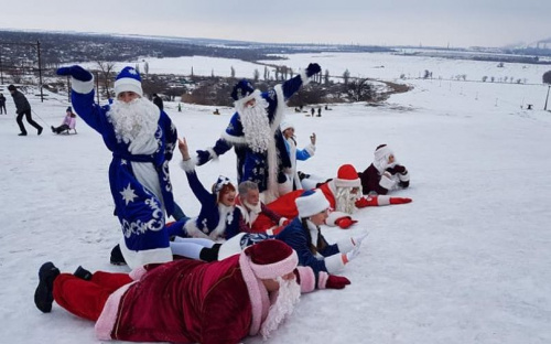 В Мариуполе «банда» Дедов Морозов покорила гору, стреляла из лука и гоняла на автомобилях (ФОТО+ВИДЕО)