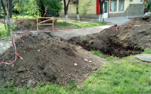 Траншею для 100-метрового трубопровода Мариуполя закопают после праздников (ФОТО)