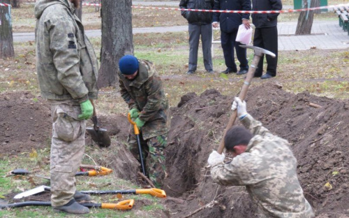 Под Театральным сквером в центре Мариуполя оказалось более 200 могил (ФОТО+ВИДЕО)