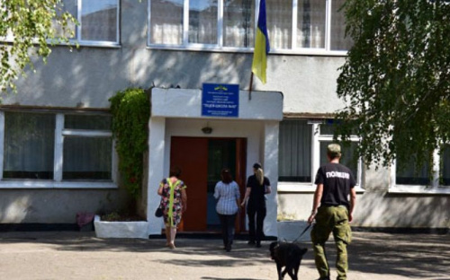 Мариупольские школы перед началом учебного года проверяют взрывотехники кинологи (ФОТО)