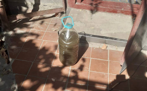 Іржава та з запахом плісняви - маріупольці скаржаться на воду в кранах