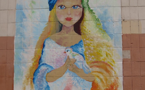 Street art эпидемия: Центр Мариуполя украсила девушка с символом мира (ФОТО+ВИДЕО)