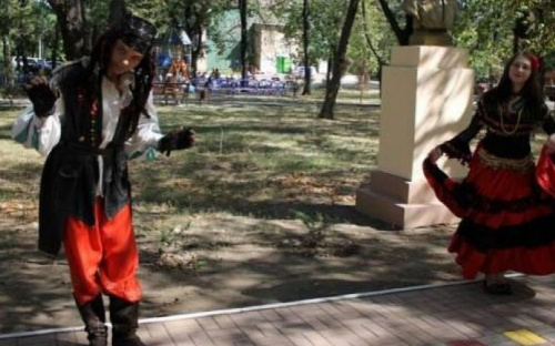 В Городском саду Мариуполя пройдут марафоны и флешмобы с дамами и пиратами