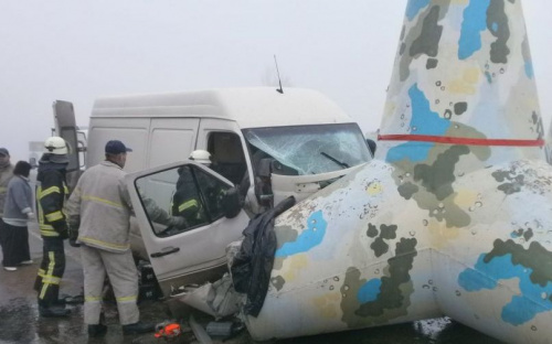 На трассе под Мариуполем спасатели «вырезали» из автомобиля двух пострадавших в ДТП (ФОТО)