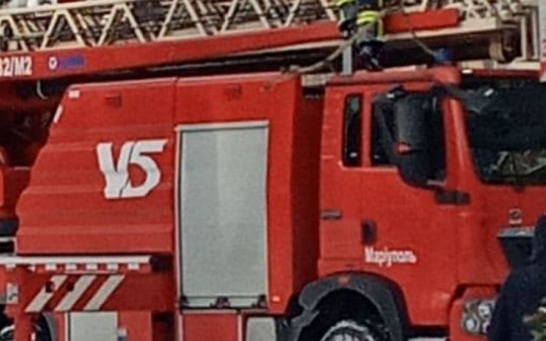 К мариупольской гимназии приехали спасатели на пожарной технике