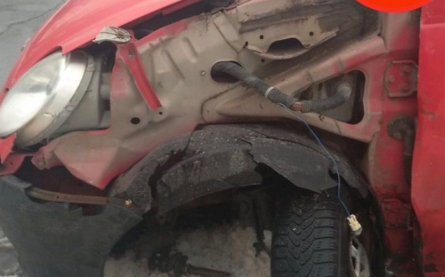 На скользкой мариупольской дороге два авто помяли друг другу бока и вывернули колеса