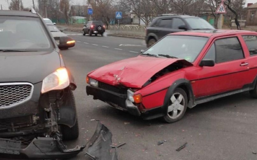 На Левобережье Мариуполя столкнулись легковушки