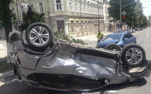 В Мариуполе при столкновении перевернулся автомобиль (ФОТО+ВИДЕО)