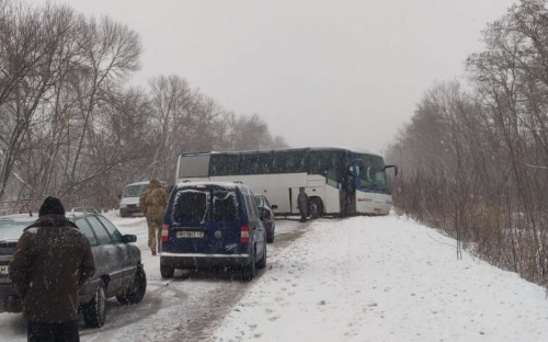 На КПВВ в Донбассе автобус с отвалившимся колесом перегородил дорогу (ФОТО)