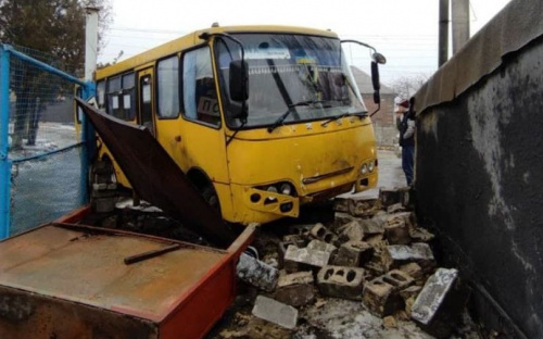 В Мариуполе маршрутка врезалась в шлакоблочную кладку