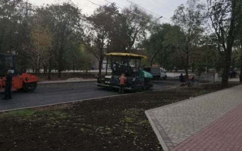 На мариупольском проспекте укладывают новый асфальт