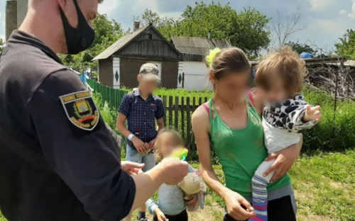 На Донетчине двух детей спасли от нерадивых матерей