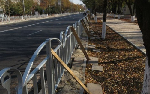 В Мариуполе предлагают убрать новые заборы с главных улиц города
