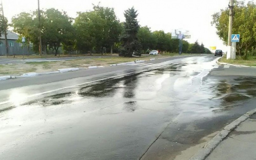 Питьевая вода заливает улицу в Левобережном районе Мариуполя (ФОТОФАКТ)