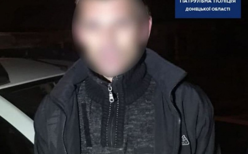 Вел себя подозрительно. В Мариуполе во время обыска у мужчины нашли запретное вещество