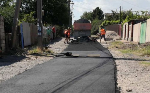 В отдаленном частном секторе Мариуполя приступили к ремонту дорог