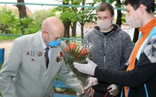 Металлурги поздравили ветеранов с наступающим Днем Победы (ФОТО)