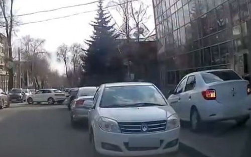 В Мариуполе водители ездят по встречке и тротуарам, а пешеходы переходят дорогу в неположенных местах