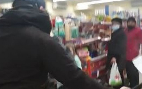 В Мариуполе мужчина с топором разгромил супермаркет (ВИДЕО 18+, ДОПОЛНЕНО)