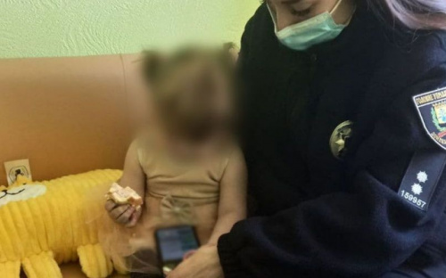 Мариупольчанка оставила малолетнюю дочь незнакомым подросткам, а потом искала ее в полиции