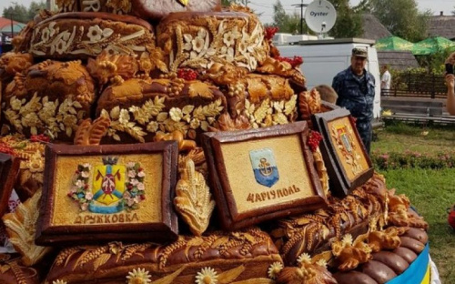 Мариупольский герб украсил «Каравай мира» весом 615 кг (ФОТО)