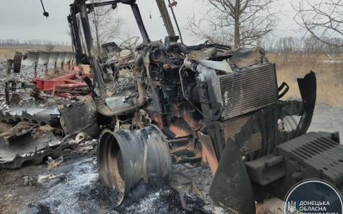На Донетчине в поле взорвался трактор: внутри находился водитель