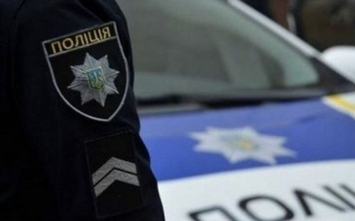 Женщина, повешенная на дереве, обнаружена во дворе мариупольской многоэтажки