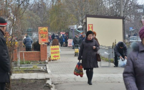 Мариупольскую улицу высвобождают от МАФов. Кто халтурно демонтировал киоск?
