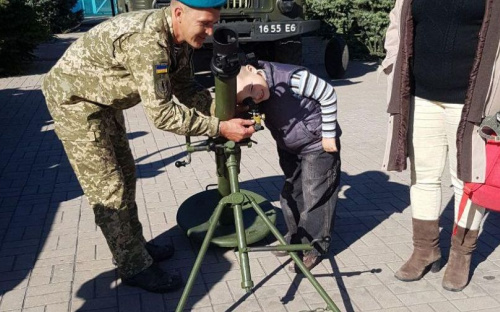 Мариупольцам показали военную технику и рассказали, как ее использовать (ФОТОФАКТ)