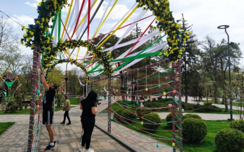 Мариупольцы украшают центр города пасхальными «писанками» и «крашенками»