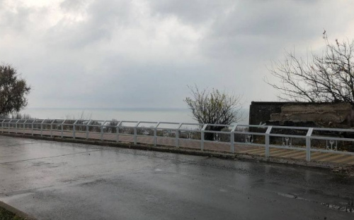 На спуске к морю в Мариуполе выложили плитку и установили ограждение