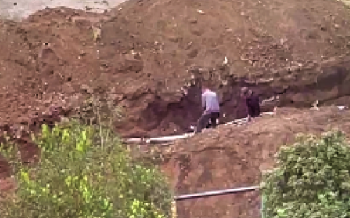 В Мариуполе неизвестные с топором орудовали в яме с трубами