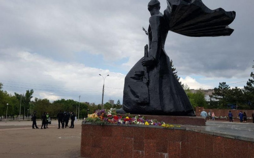 Мариупольцы возлагают цветы к памятникам воинам, погибшим во Второй мировой войне (ФОТО+ВИДЕО)