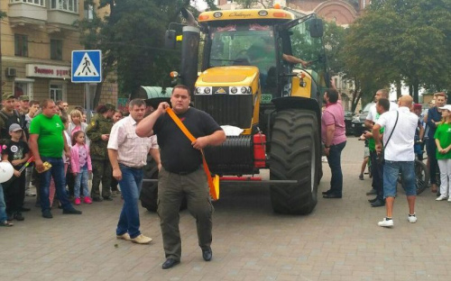 Александр Лашин на спортивном празднике в Мариуполе протянул 16-тонный трактор (ФОТО+ВИДЕО)