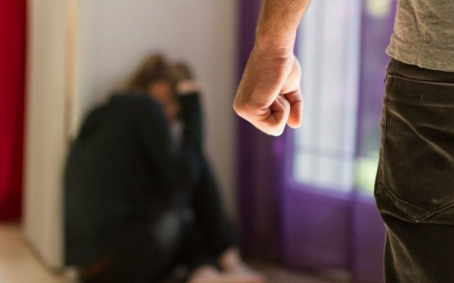 В Мариуполе девушку избил ее бывший парень, а мужчину – неизвестные возле ночного клуба