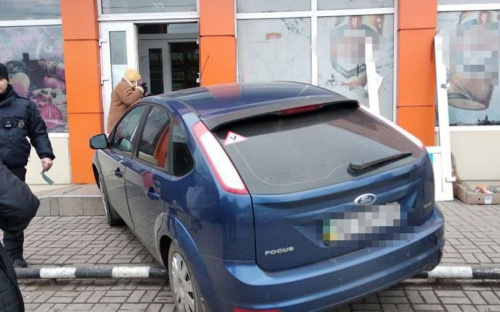 В Мариуполе автомобиль въехал в продуктовый магазин (ФОТО) 