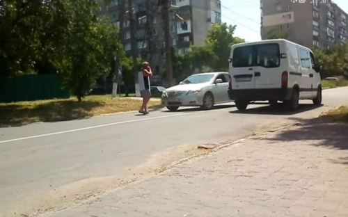 Регулировщик-самозванец: мариуполец ругался с водителями и бросался под колеса авто