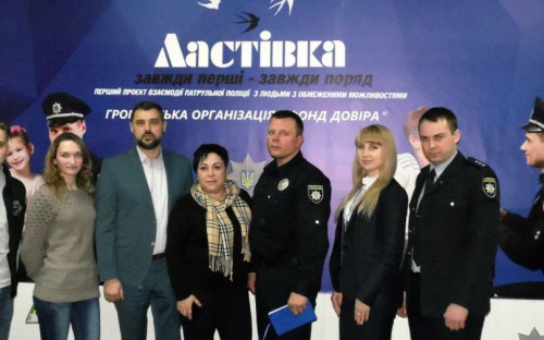 В Мариуполе стартовал пилотный проект по обучению патрульных языку жестов (ФОТО)