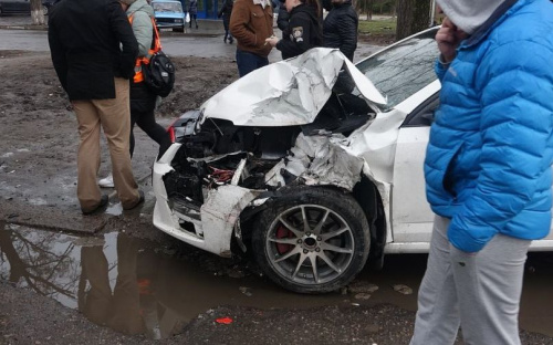 Маневр не удался: в Мариуполе автомобиль столкнулся с автобусом (ФОТО)
