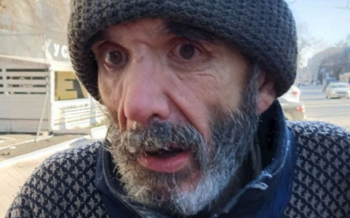 В центре Мариуполя мужчина без верхней одежды обморозил пальцы. О себе ничего не помнит