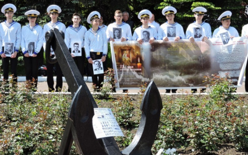 В Мариуполе прошла Акция памяти погибших моряков (ФОТО)