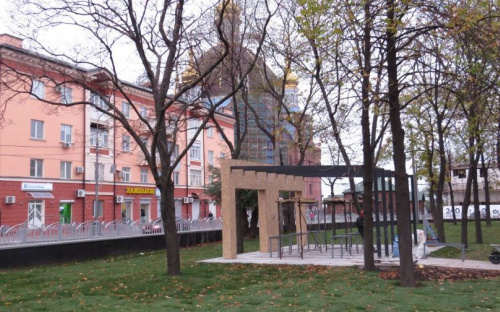 В центре Мариуполя срезали забетонированные лавки нового шахматного павильона (ФОТОФАКТ)